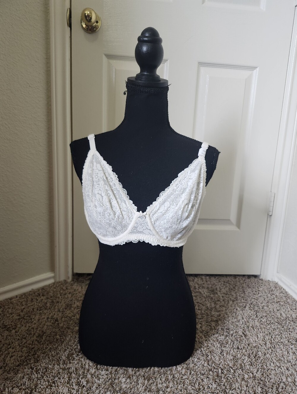 PINK Victoria's Secret White Lace Underwire Bra - Delicate Floral Lace
